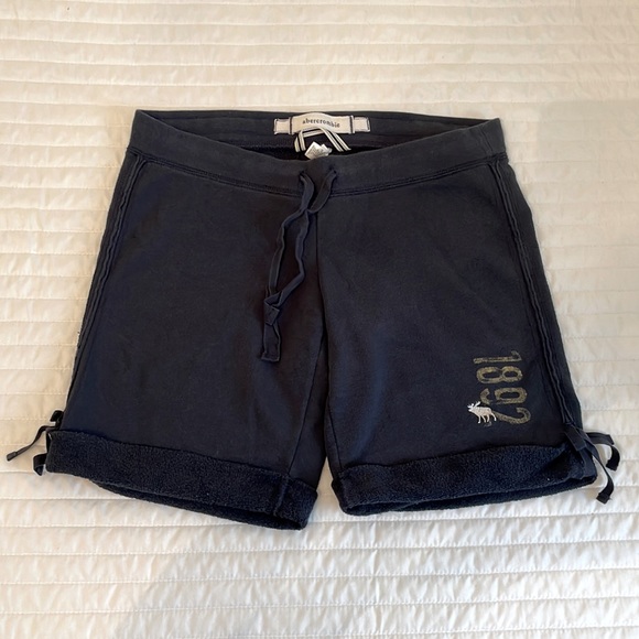Abercrombie Kids Bermuda Shorts in Navy with Cream & White Embroidery - Size XL - Picture 1 of 5